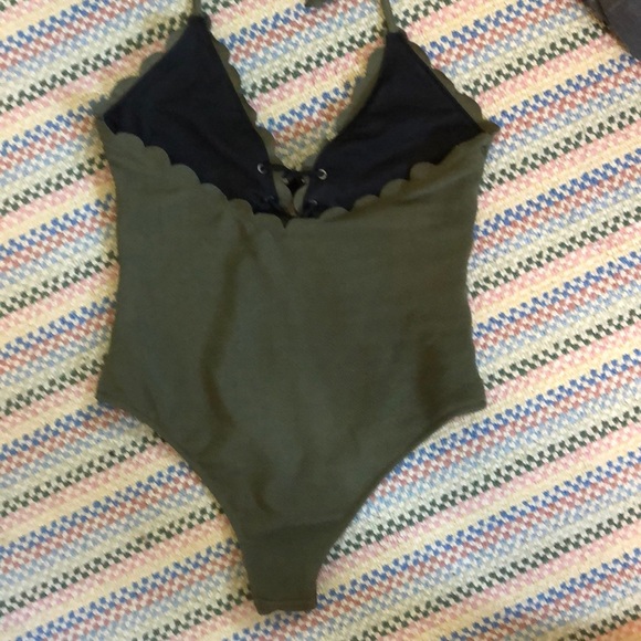 One piece bathing suit - Picture 2 of 2